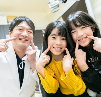 笑顔の院長と子どもたち