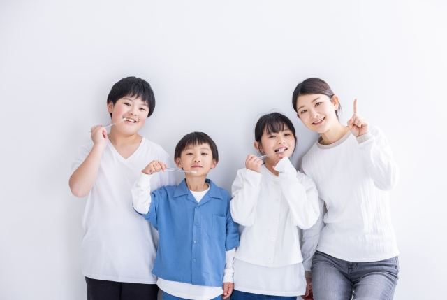 歯磨きをする子供